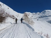 21 Proseguiamo in saliscendi pestando neve battuta